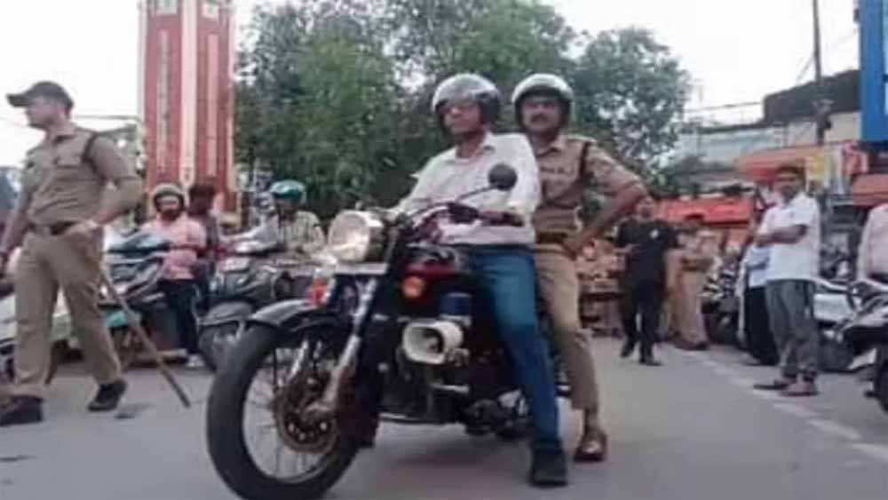 डीएम बुलेट पर आगे और पीछे बैठे एसएसपी, एक बार फिर से देखीं शहर की व्यवस्थाएं डीएम बुलेट पर आगे और पीछे बैठे एसएसपी, एक बार फिर से देखीं शहर की व्यवस्थाएं