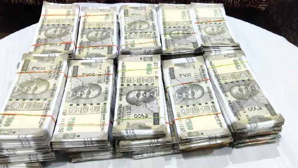 बिहार की पश्चिम चंपारण जिला पुलिस ने 55100 रुपए के भारतीय जाली नोट के नेपाली तस्कर को गिरफ्तार किया बिहार की पश्चिम चंपारण जिला पुलिस ने 55100 रुपए के भारतीय जाली नोट के नेपाली तस्कर को गिरफ्तार किया