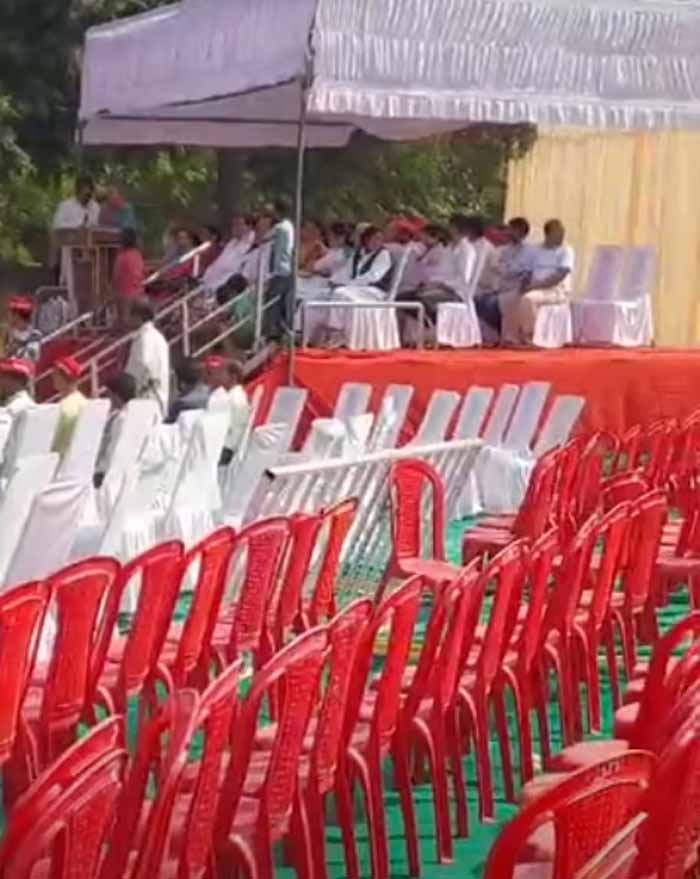 अखिलेश की रैली में कुर्सियां खाली, विधायक ने लगया आरोप, भीड़ को आने से पुलिस रोक रही है अखिलेश की रैली में कुर्सियां खाली, विधायक ने लगया आरोप, भीड़ को आने से पुलिस रोक रही है
