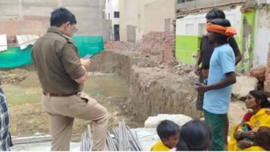 भेलूपुर जल संस्थान के पास निर्माणाधीन बिल्डिंग के बेसमेंट की खुदाई के दौरान अचानक मिट्टी धंसने से 11 मजदूर दबे