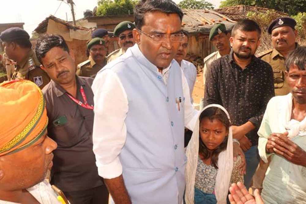 वन राज्य मंत्री श्री अहिरवार ने मृतक रामरतन यादव और खेरूकोल के परिजन से मिलकर शोक-संवेदना व्यक्त की वन राज्य मंत्री श्री अहिरवार ने मृतक रामरतन यादव और खेरूकोल के परिजन से मिलकर शोक-संवेदना व्यक्त की