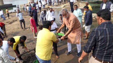 मंत्री श्री पटेल ने बरमान में नर्मदा नदी तट पर स्वच्छता के लिए किया श्रमदान