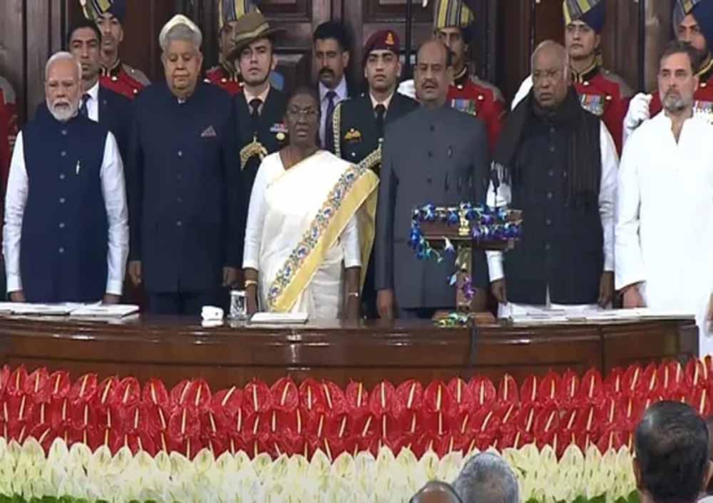 संविधान अब आप संस्कृत और मैथिली भाषा में भी पढ़ सकेंगे, राष्ट्रपति, पीएम मोदी और राहुल गांधी ने किया विमोचन