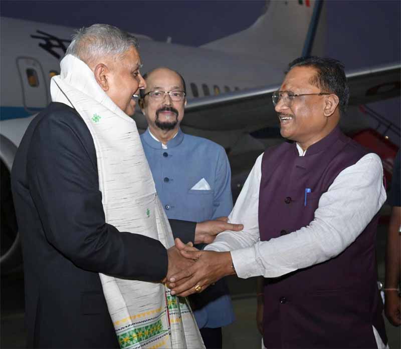 उपराष्ट्रपति धनखड़ का रायपुर पहुंचने पर आत्मीय स्वागत उपराष्ट्रपति धनखड़ का रायपुर पहुंचने पर आत्मीय स्वागत
