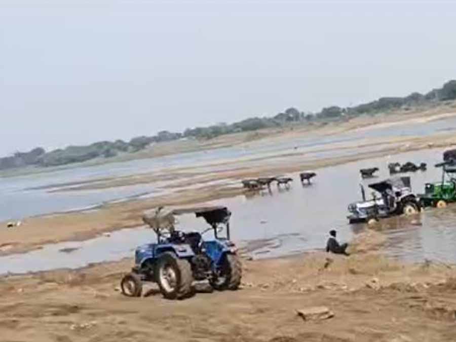 मुंगेली में मनियारी नदी से दिनदहाड़े हो रहा रेत का अवैध उत्खनन मुंगेली में मनियारी नदी से दिनदहाड़े हो रहा रेत का अवैध उत्खनन