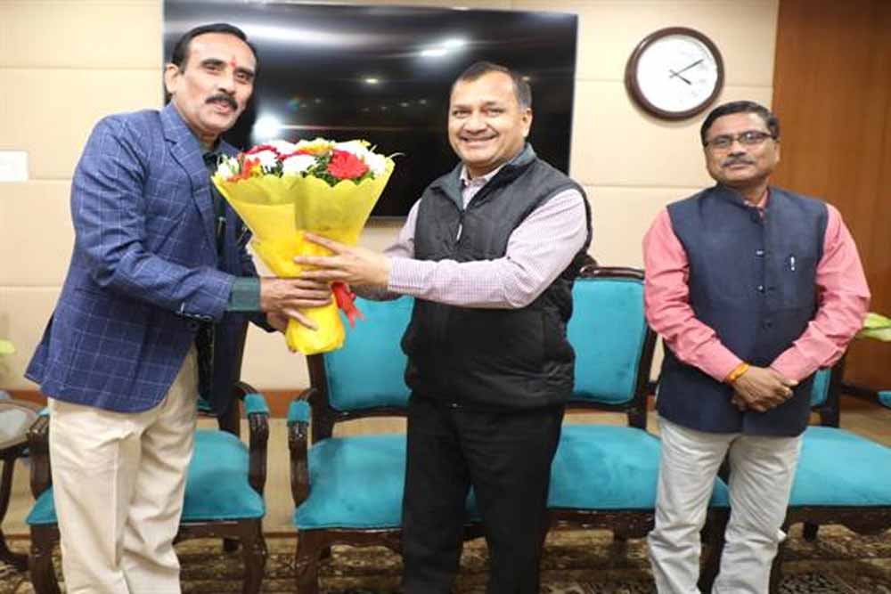 राजभवन में सेवानिवृत्त कर्मचारी को दी गई विदाई राजभवन में सेवानिवृत्त कर्मचारी को दी गई विदाई