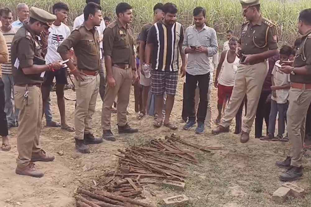 शाहजहांपुर में खेत की जुताई के दौरान काफी पुराने तलवारों बंदूक समेत अस्त्र शस्त्रों का जखीरा मिला शाहजहांपुर में खेत की जुताई के दौरान काफी पुराने तलवारों बंदूक समेत अस्त्र शस्त्रों का जखीरा मिला