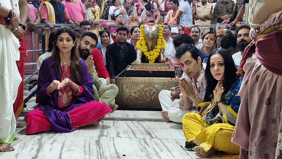 महाकालेश्वर मंदिर में दर्शन के लिए पहुंचीं शिल्पा शेट्टी महाकालेश्वर मंदिर में दर्शन के लिए पहुंचीं शिल्पा शेट्टी