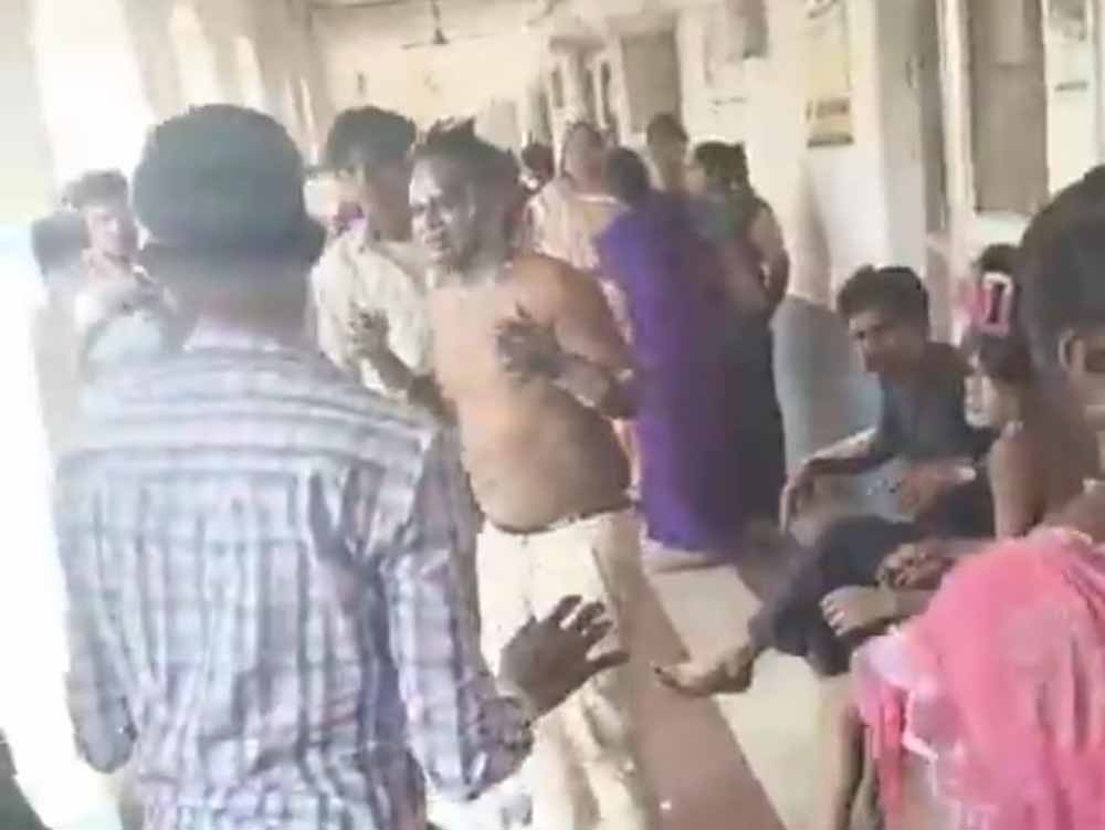 छतरपुर जिले के बिजावर बसस्टैंड पर पेटीज के ठेले पर अचानक छोटा गैस सिलेंडर ब्लास्ट, करीब 20 लोग झुलसे