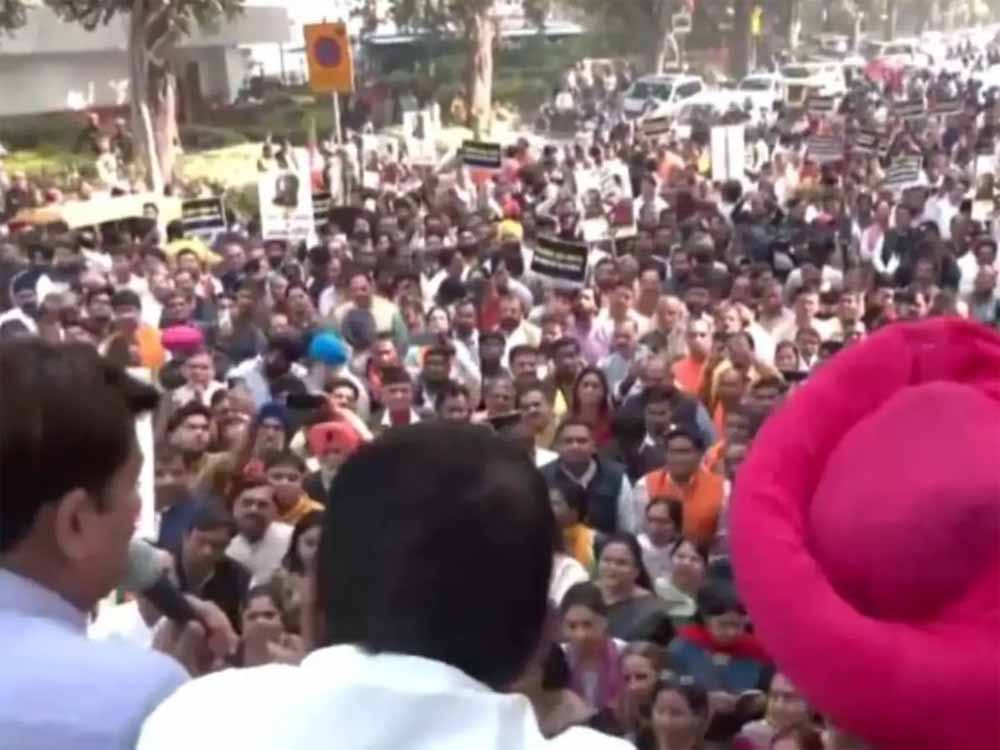 बीजेपी अध्यक्ष ने अरविंद केजरीवाल पर जमकर निशाना साधा, ‘शीश महल विवाद’ गहराया, विरोध प्रदर्शन जारी बीजेपी अध्यक्ष ने अरविंद केजरीवाल पर जमकर निशाना साधा, ‘शीश महल विवाद’ गहराया, विरोध प्रदर्शन जारी