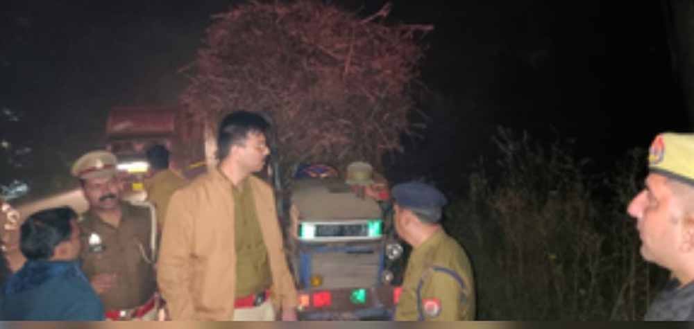 बिजनौर में गन्ने से भरे ट्रैक्टर से टकराई बाइक, तीन युवकों की मौत बिजनौर में गन्ने से भरे ट्रैक्टर से टकराई बाइक, तीन युवकों की मौत