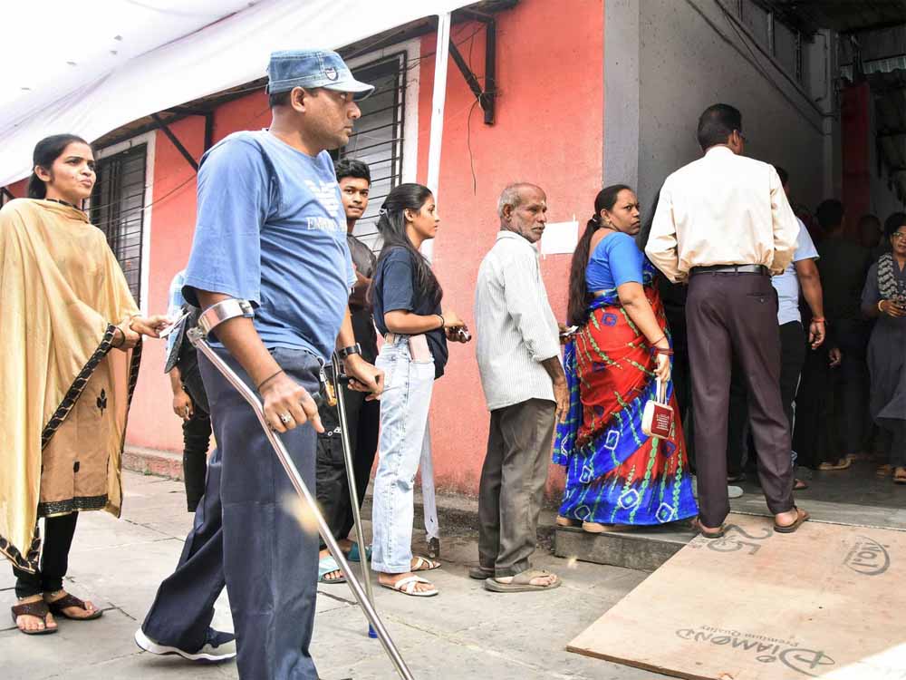 परली विधानसभा क्षेत्र में चुनावी माहौल के बीच हिंसा भड़क गई, मतदान केंद्र पर तोड़फोड़