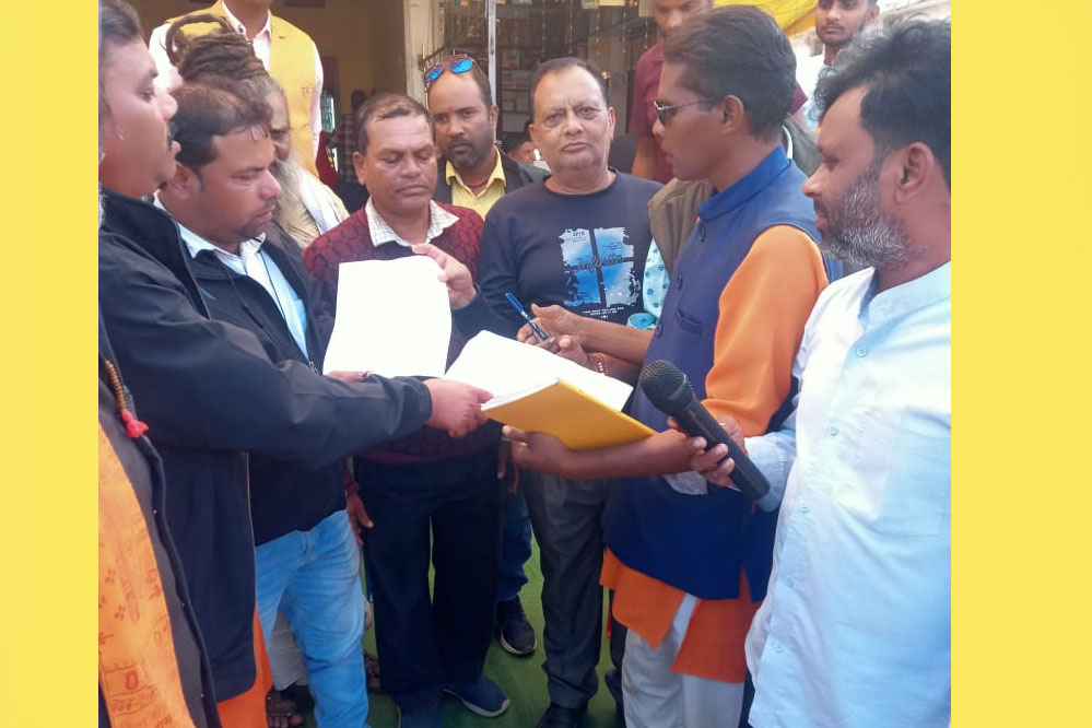 मंडला की ओर जा रही बस का मोहगांव के पास दुर्घटना, एक की मौत मंडला की ओर जा रही बस का मोहगांव के पास दुर्घटना, एक की मौत