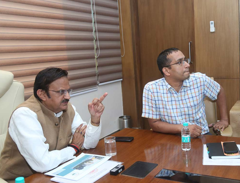 मरीजों की सुविधा और चिकित्सकीय सेवाओं की सहजता को दें सर्वोच्च प्राथमिकता: उप मुख्यमंत्री शुक्ल