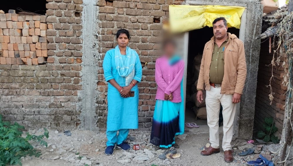 सत्रह वर्षीय अपहृत बालिका को अनूपपुर पुलिस ने सिवनी से दस्तयाब कर परिजनो के किया सुपुर्द सत्रह वर्षीय अपहृत बालिका को अनूपपुर पुलिस ने सिवनी से दस्तयाब कर परिजनो के किया सुपुर्द