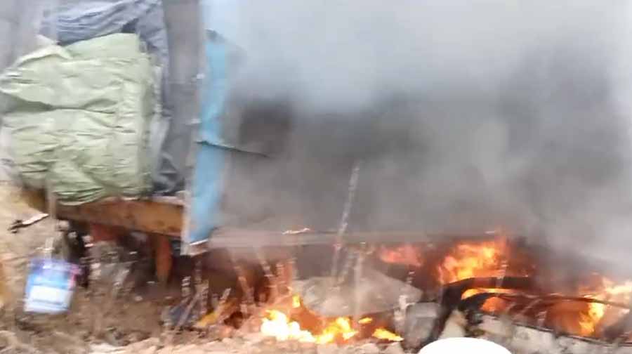 अंबिकापुर- बिलासपुर नेशनल हाईवे सड़क पर ट्रक और कार की आपस में भिड़ंत अंबिकापुर- बिलासपुर नेशनल हाईवे सड़क पर ट्रक और कार की आपस में भिड़ंत