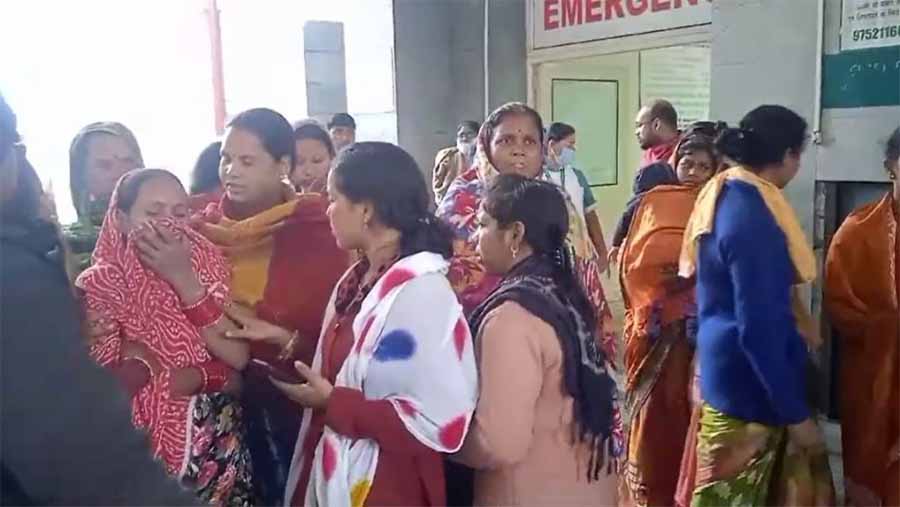 स्टील प्लांट में बड़ा हादसा: श्रमिकों के ऊपर अचानक गिरी गर्म फ्लाईएश 1 की मौत, 2 घायल स्टील प्लांट में बड़ा हादसा: श्रमिकों के ऊपर अचानक गिरी गर्म फ्लाईएश 1 की मौत, 2 घायल