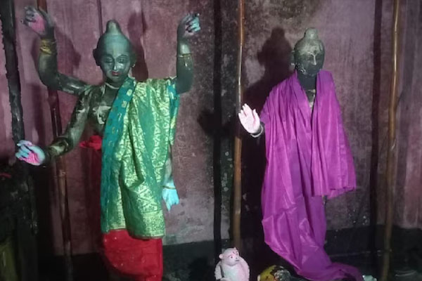 बांग्लादेश में एक बार फिर तीन हिंदू मंदिरों पर उपद्रवियों का अटैक, 8 मूर्तियां तोड़ी बांग्लादेश में एक बार फिर तीन हिंदू मंदिरों पर उपद्रवियों का अटैक, 8 मूर्तियां तोड़ी