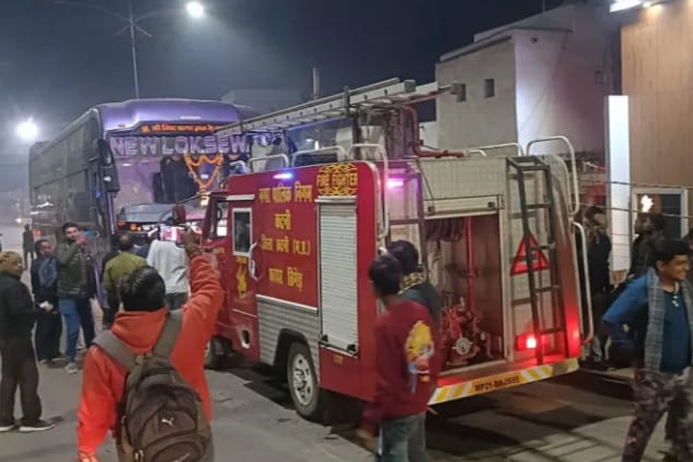 चांडक चौक ब्रिज पर इंदौर जा रही चलती ऐसी बस में लगी आग, मची अफरा तफरी चांडक चौक ब्रिज पर इंदौर जा रही चलती ऐसी बस में लगी आग, मची अफरा तफरी