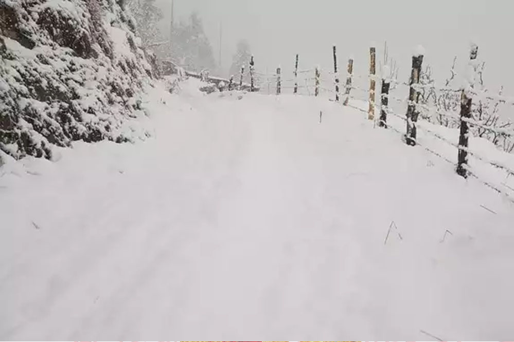 बर्फबारी से गुलजार हुए हिमाचल के पहाड़, शिमला और मनाली का दिखा शानदार नजारा बर्फबारी से गुलजार हुए हिमाचल के पहाड़, शिमला और मनाली का दिखा शानदार नजारा
