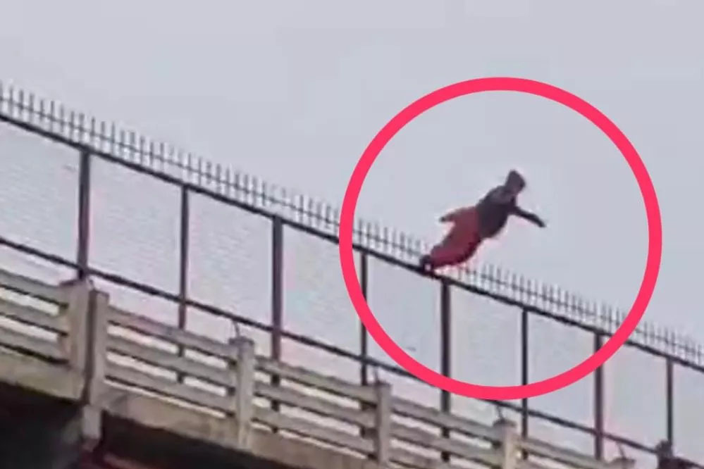 हापुड़ के ब्रजघाट पुल पर एक युवती गंगा में कूदी, गोताखोरों ने तैरकर युवती को बचा लिया