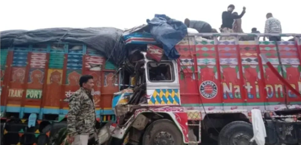 कटनी में आमने-सामने से ट्रकों की भिडंत… दो ड्राइवरों की मौत, क्लीनर गंभीर घायल