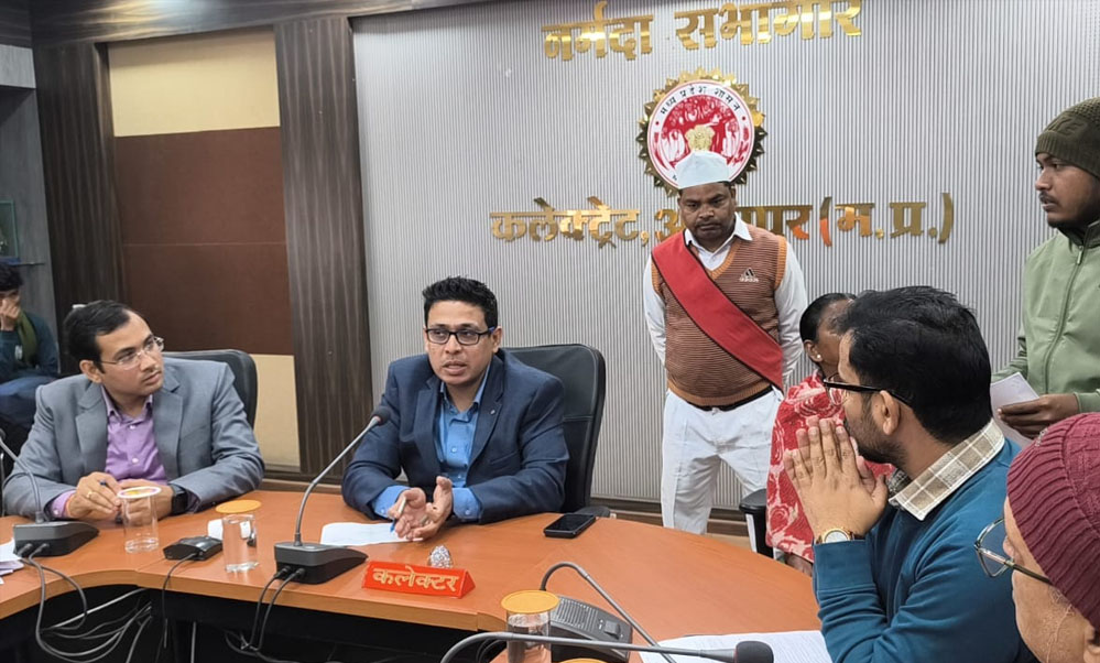 लोक सेवा केंद्र में अधिसूचित सेवाओं  के आवेदन लोक सेवा केंद्र के माध्यम से प्राप्त करें अधिकारी-कलेक्टर