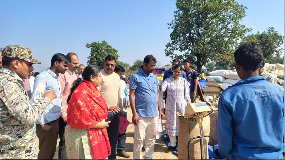 कमिश्नर ने धान उपार्जन केन्द्र छतवई का किया निरीक्षण