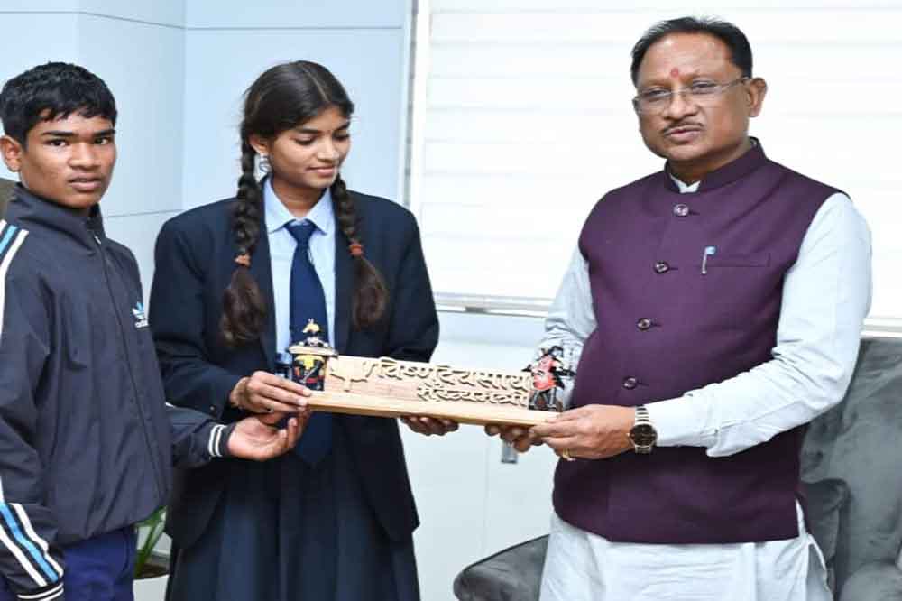 छत्तीसगढ़-स्कूली बच्चों ने नई शिक्षा नीति के तहत बनाई लकड़ी की नेम प्लेट और पोट्रेट, कलाकृतियों के गिफ्ट पाकर खुश हुए मुख्यमंत्री साय छत्तीसगढ़-स्कूली बच्चों ने नई शिक्षा नीति के तहत बनाई लकड़ी की नेम प्लेट और पोट्रेट, कलाकृतियों के गिफ्ट पाकर खुश हुए मुख्यमंत्री साय