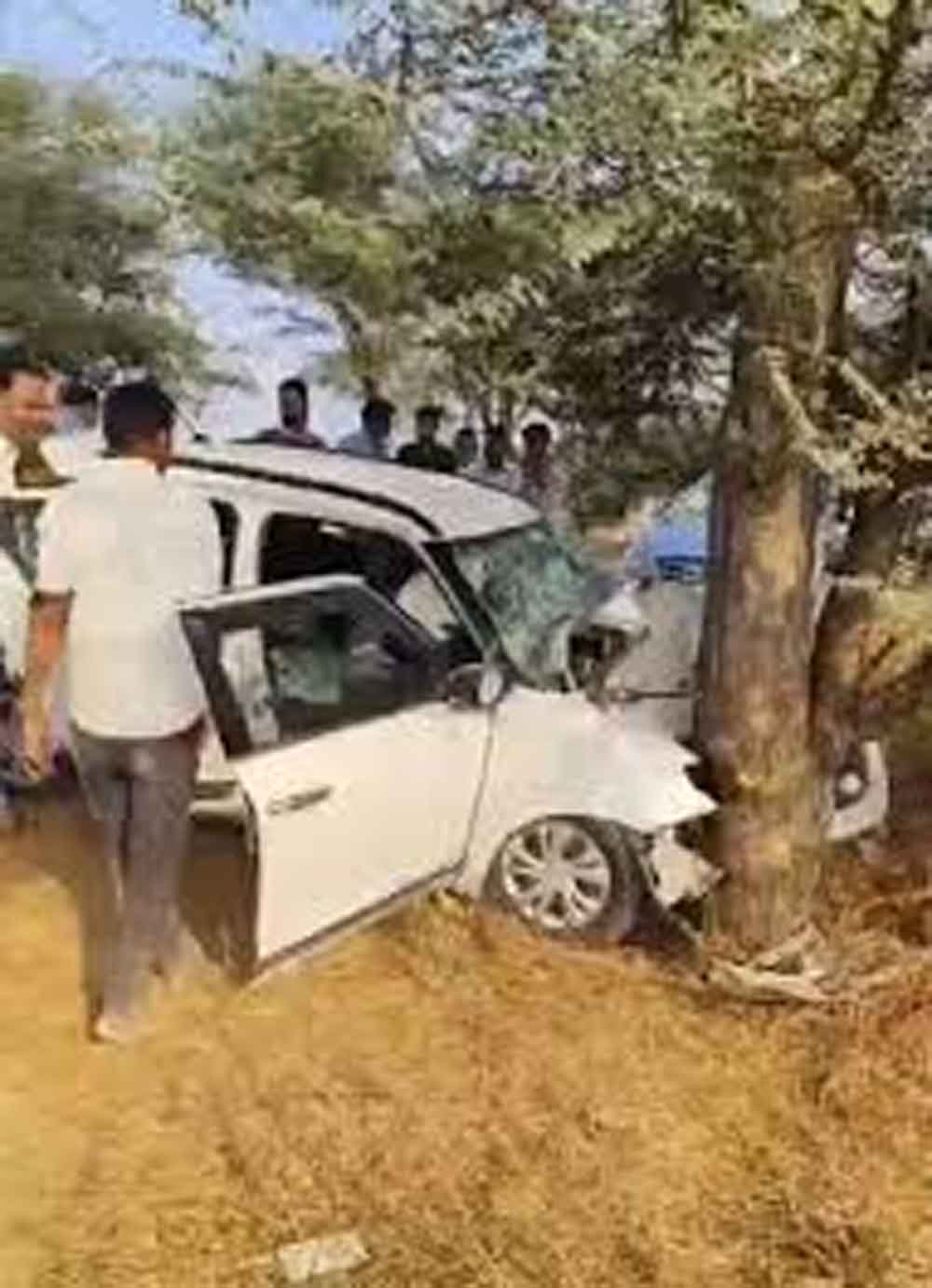 महाराष्ट्र-पुणे में पेड़ से कार टकराने से दो प्रशिक्षु पायलटों की मौत, दो घायल महाराष्ट्र-पुणे में पेड़ से कार टकराने से दो प्रशिक्षु पायलटों की मौत, दो घायल