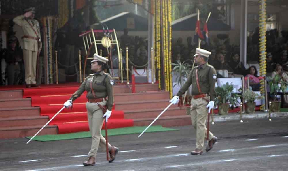 डीजीपी सुधीर सक्सेना को विदाई समारोह में आईपीएस बेटी सोनाक्षी ने दी सलामी, मकवाना कल संभालेंगे चार्ज डीजीपी सुधीर सक्सेना को विदाई समारोह में आईपीएस बेटी सोनाक्षी ने दी सलामी, मकवाना कल संभालेंगे चार्ज