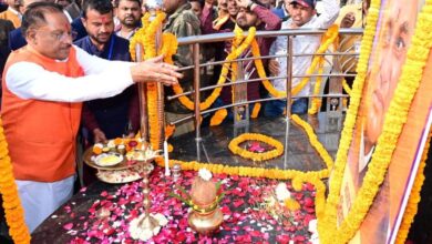 मुख्यमंत्री ने सराईटोली में पूर्व प्रधानमंत्री श्रद्धेय अटल जी के छायाचित्र पर पुष्प अर्पित कर किया नमन 