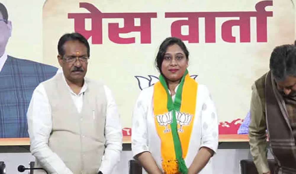 आप पार्षद प्रियंका समर्थकों के साथ भाजपा में हुयीं शामिल आप पार्षद प्रियंका समर्थकों के साथ भाजपा में हुयीं शामिल