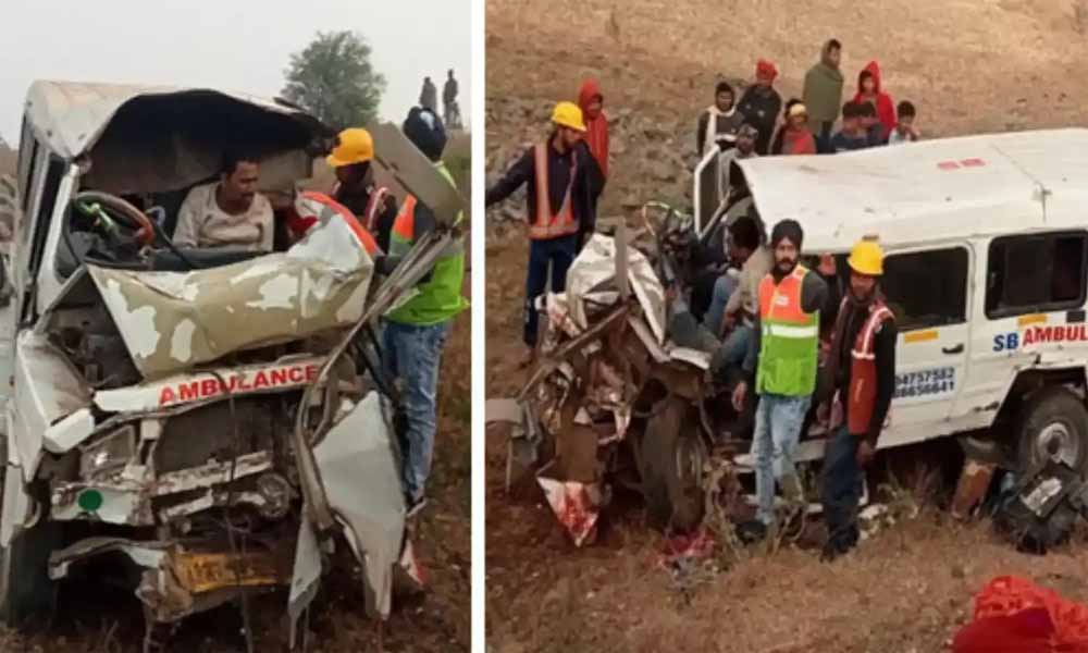 मध्य प्रदेश के सिवनी जिले में बड़ा हादसा, एंबुलेंस पलटने से चार की मौत मध्य प्रदेश के सिवनी जिले में बड़ा हादसा, एंबुलेंस पलटने से चार की मौत