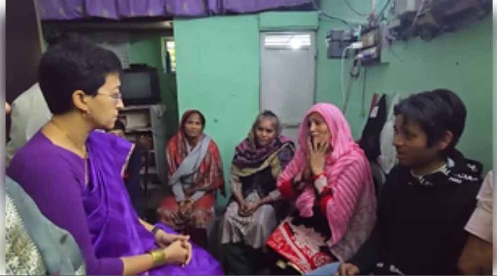 दिल्ली की मुख्यमंत्री आतिशी वसंत छात्र की मौत पर उसके परिजनों से मिलने पहुंची, दिया सरकारी मदद का भरोसा दिल्ली की मुख्यमंत्री आतिशी वसंत छात्र की मौत पर उसके परिजनों से मिलने पहुंची, दिया सरकारी मदद का भरोसा