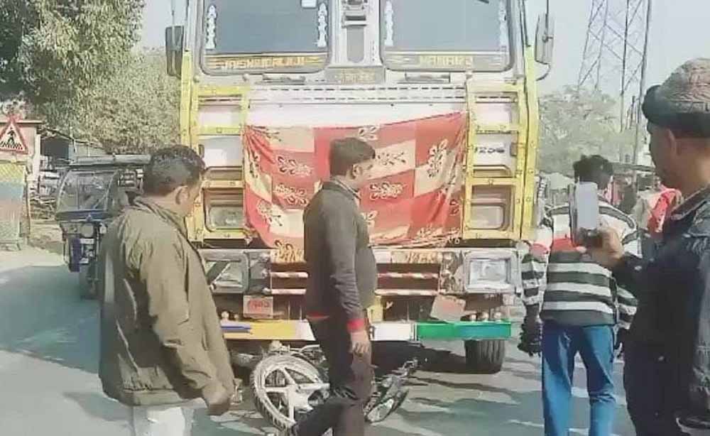 बरेली में दर्दनाक सड़क हादसा, ट्रक से कुचलकर महिला की मौत, पिता-पुत्र नीचे फंसे बरेली में दर्दनाक सड़क हादसा, ट्रक से कुचलकर महिला की मौत, पिता-पुत्र नीचे फंसे