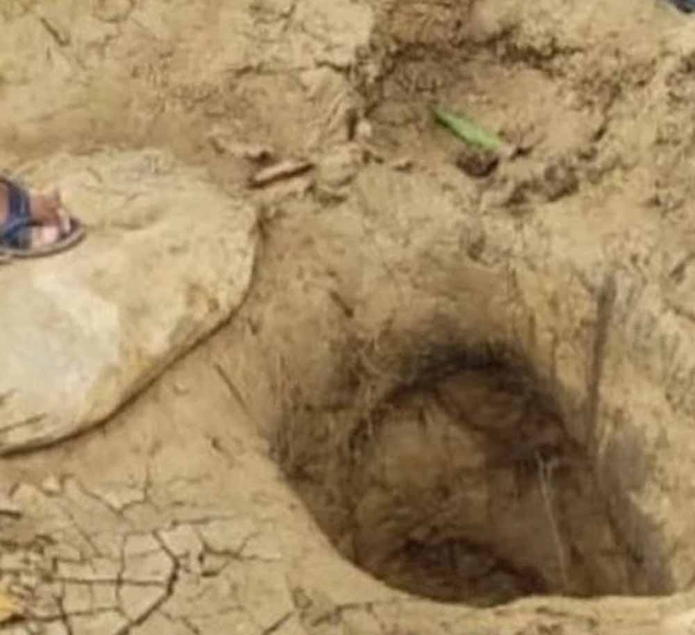 गुना के राघौगढ़ स्थित पिपलिया ग्राम में एक बच्चा बोरवेल के गड्ढे में गिरा, रेस्क्यू ऑपरेशन जारी गुना के राघौगढ़ स्थित पिपलिया ग्राम में एक बच्चा बोरवेल के गड्ढे में गिरा, रेस्क्यू ऑपरेशन जारी