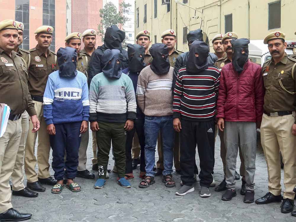 पुलिस ने एक मर्डर केस की जांच के दौरान बांग्लादेशियों को अवैध तरीके से भारत में बसाने बड़े रैकेट का पर्दाफाश दावा किया पुलिस ने एक मर्डर केस की जांच के दौरान बांग्लादेशियों को अवैध तरीके से भारत में बसाने बड़े रैकेट का पर्दाफाश दावा किया