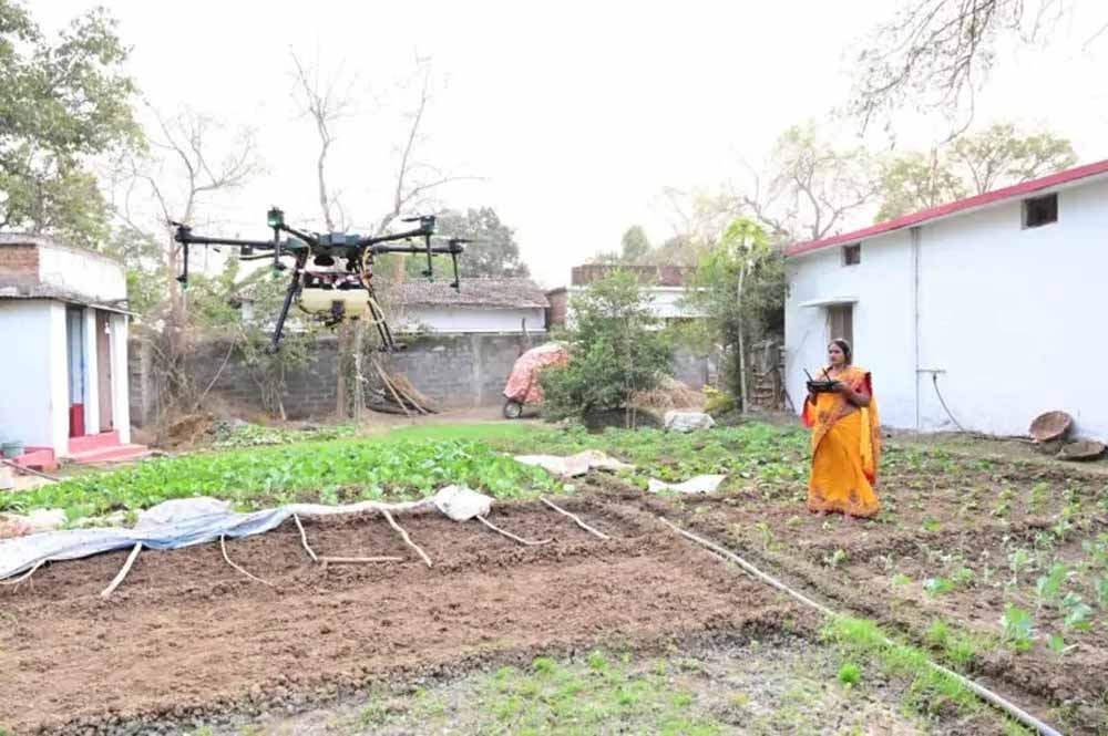 एक एकड़ की फसल, दस मिनट ड्रोन का काम और ड्रोन दीदी ने कमा लिये 300 रुपए