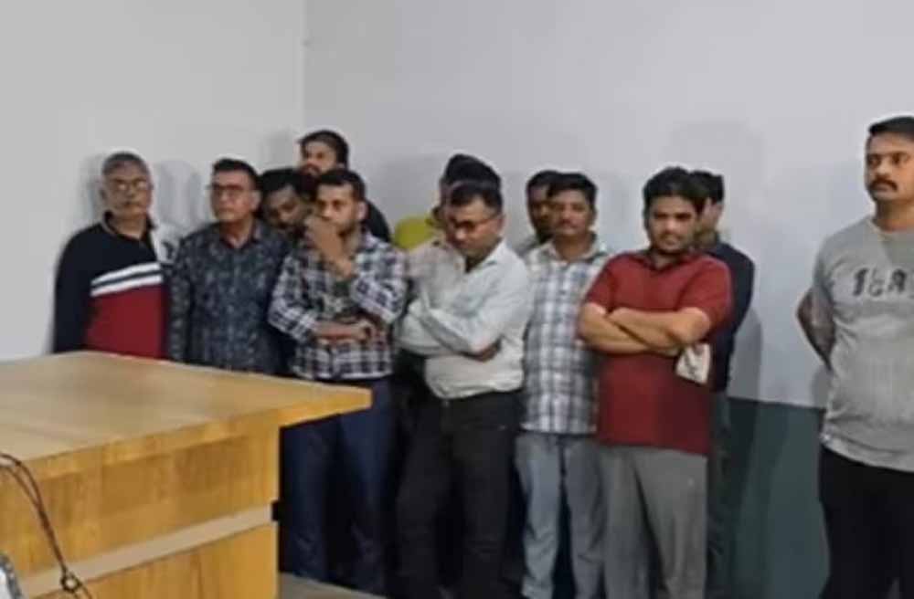 गुजरात के सूरत में एक फर्जी डॉक्टर गिरोह का खुलासा हुआ, 13 लोग गिरफ्तार गुजरात के सूरत में एक फर्जी डॉक्टर गिरोह का खुलासा हुआ, 13 लोग गिरफ्तार