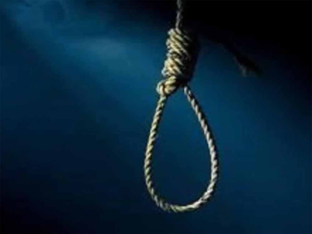 जीएम ने मैसेज भेजकर लगा ली फांसी, मेरी मौत के जिम्मेदार शोरूम मालिक हैं, एफआईआर दर्ज जीएम ने मैसेज भेजकर लगा ली फांसी, मेरी मौत के जिम्मेदार शोरूम मालिक हैं, एफआईआर दर्ज