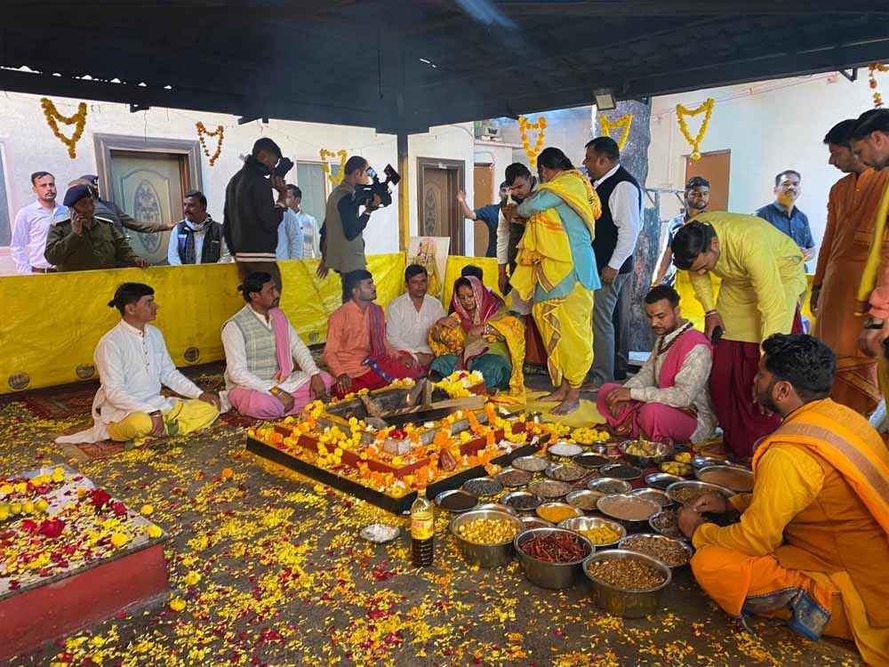मुख्यमंत्री हेमंत सोरेन अपनी धर्मपत्नी के साथ विश्व प्रसिद्ध मां बगलामुखी मंदिर नलखेड़ा पहुंचे, किया दर्शन पूजन