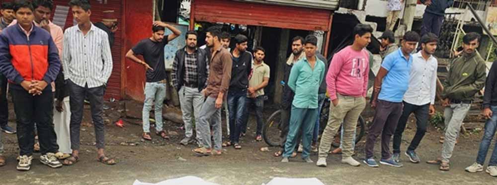 इंदौर-भोपाल रोड पर आए दिन हादसे हो रहे, तेज रफ्तार ट्राले की टक्कर से बाइक सवार चचेरे भाइयों की मौत इंदौर-भोपाल रोड पर आए दिन हादसे हो रहे, तेज रफ्तार ट्राले की टक्कर से बाइक सवार चचेरे भाइयों की मौत