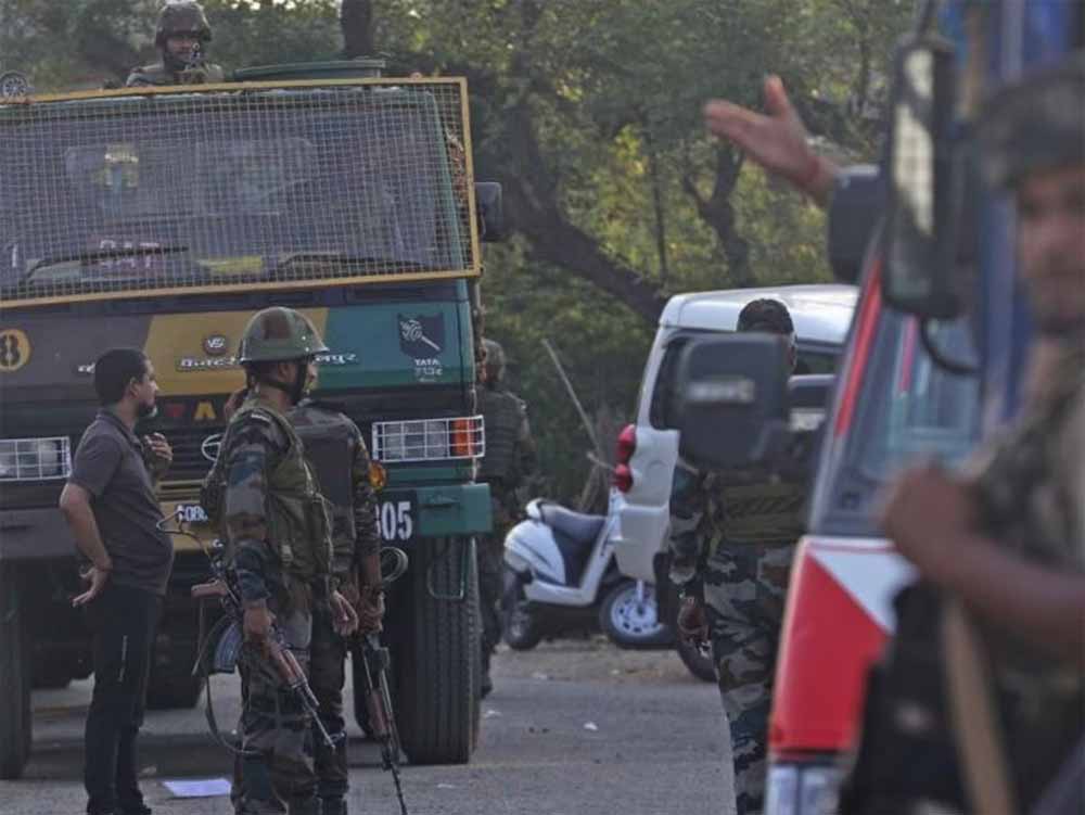 जम्मू-कश्मीर के उधमपुर जिले में तड़के दो पुलिसकर्मी मृत पाए गए और उनके शरीर पर गोलियां लगने के निशान मिले जम्मू-कश्मीर के उधमपुर जिले में तड़के दो पुलिसकर्मी मृत पाए गए और उनके शरीर पर गोलियां लगने के निशान मिले