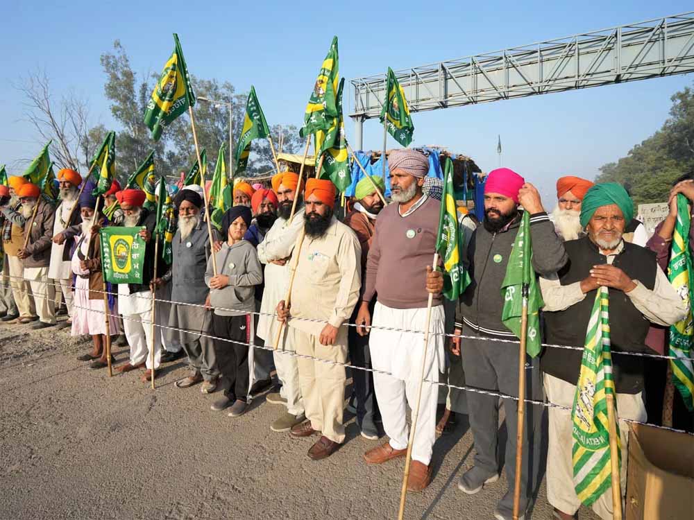 कर्ज माफ करने और एमएसपी की लीगल गारंटी की मांग के लिए किसानों ने फिर से मोर्चा थामा कर्ज माफ करने और एमएसपी की लीगल गारंटी की मांग के लिए किसानों ने फिर से मोर्चा थामा