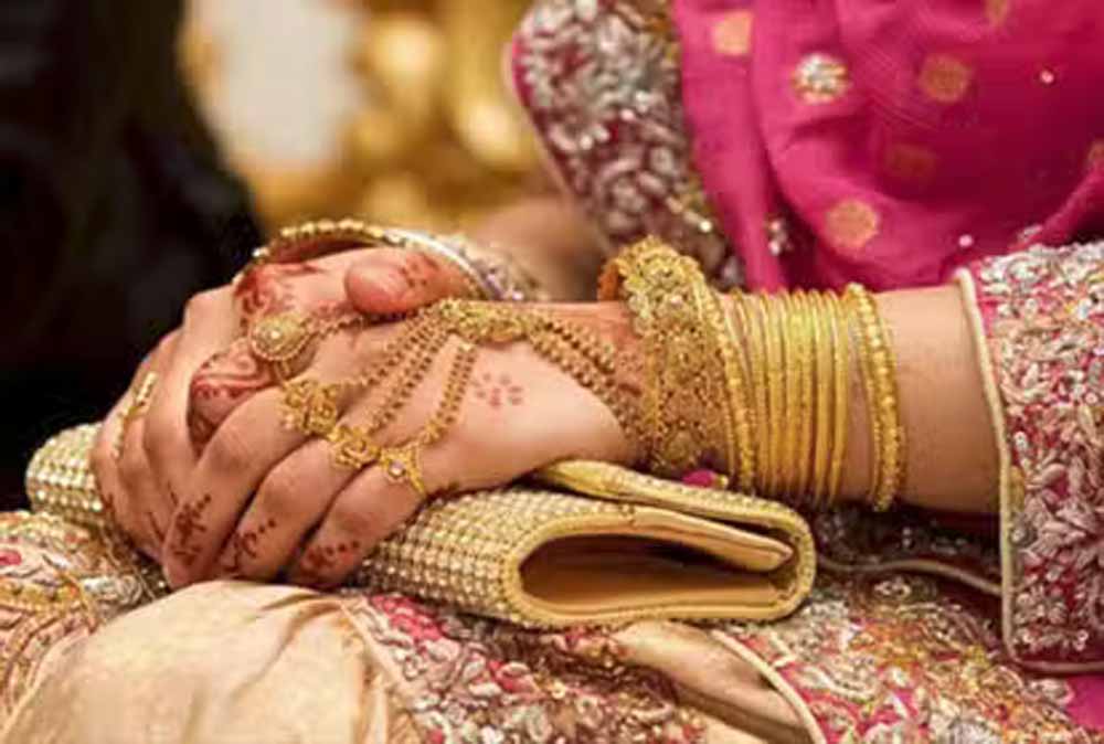 शादी का झांसा देकर ठगी करने वाली लुटेरी दुल्हन व उसके गैंग लीडर समेत चार आरोपियों की गिरफ्तारी, कई रहस्य उजागर शादी का झांसा देकर ठगी करने वाली लुटेरी दुल्हन व उसके गैंग लीडर समेत चार आरोपियों की गिरफ्तारी, कई रहस्य उजागर