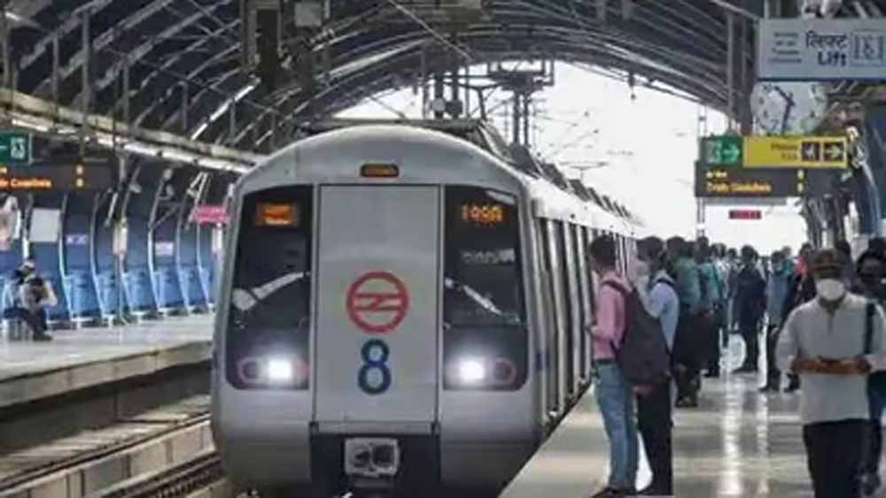 केबल चोरी से दिल्ली मेट्रो के ब्लू लाइन की सेवा बाधित, यात्री परेशान केबल चोरी से दिल्ली मेट्रो के ब्लू लाइन की सेवा बाधित, यात्री परेशान