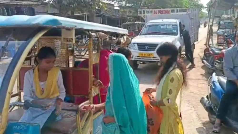 बिहार की नंदिनी संघर्ष और जज्बा दिखा ई-रिक्शा चलाकर पढ़ाई-लिखाई के साथ परिवार का पेट पाल रही बिहार की नंदिनी संघर्ष और जज्बा दिखा ई-रिक्शा चलाकर पढ़ाई-लिखाई के साथ परिवार का पेट पाल रही