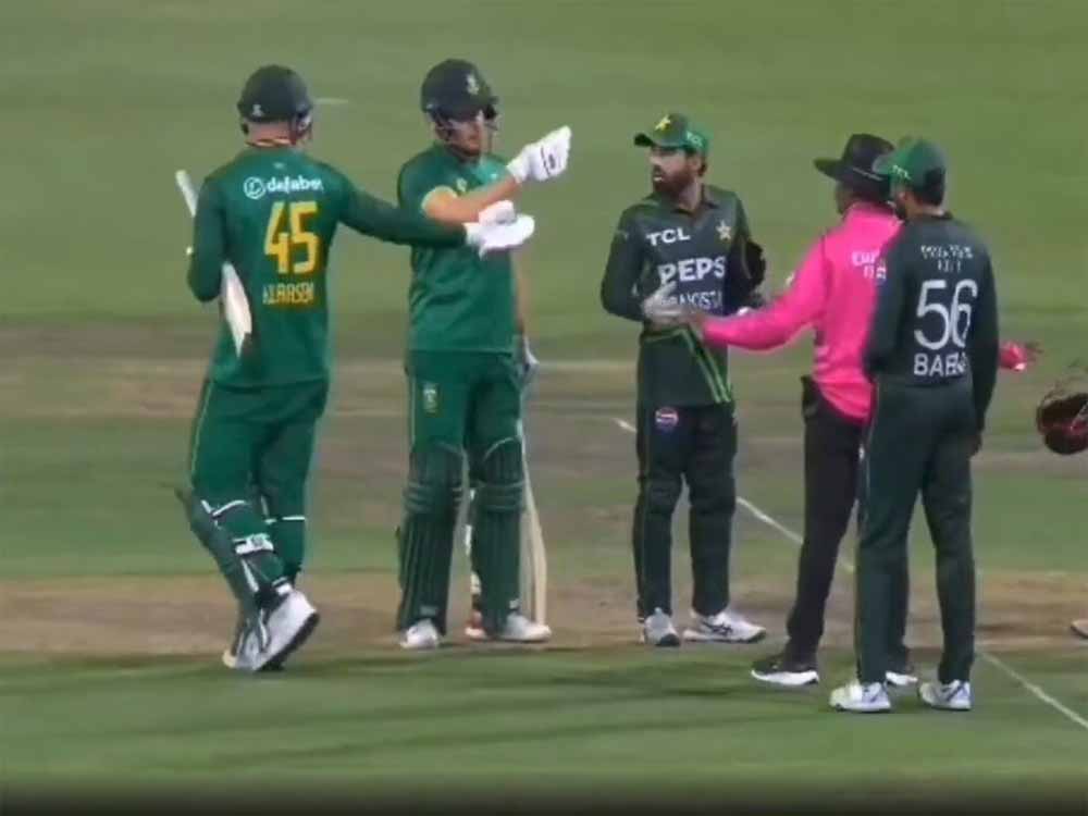 पाकिस्तान ने साउथ अफ्रीका को दूसरे वनडे में 81 रनों से हराकर तीन मैच की सीरीज में 2-0 की अजेय बढ़त बना ली
