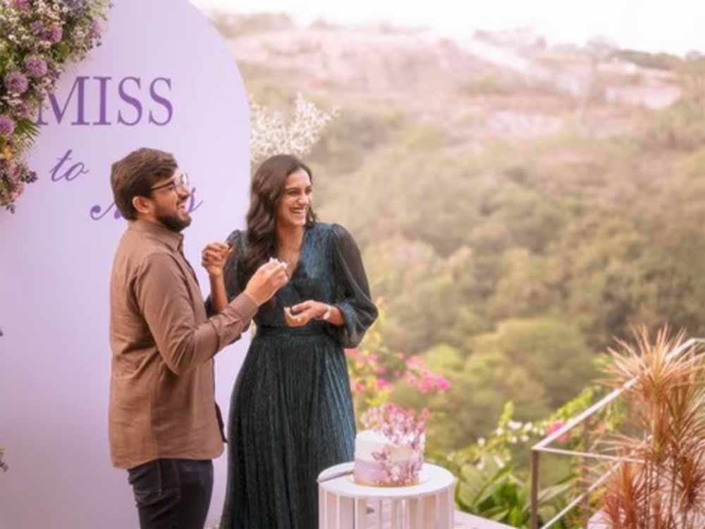 बैडमिंटन खिलाड़ी पीवी सिंधू ने वेंकट दत्ता साई से की सगाई, 22 दिसंबर को शादी के बंधन में बंधेंगी बैडमिंटन खिलाड़ी पीवी सिंधू ने वेंकट दत्ता साई से की सगाई, 22 दिसंबर को शादी के बंधन में बंधेंगी